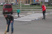 Жители Осокорков сами нарисовали пешеходный переход
