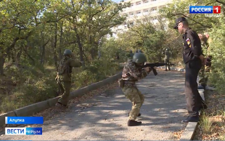 Окупанти навчають кримських дітей військовій справі