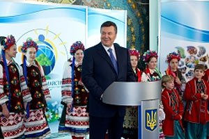​Янукович рассказал детям, как строится сильная Украина