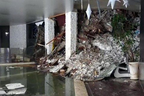 В заваленном лавиной отеле в Италии нашли десять выживших (обновлено)