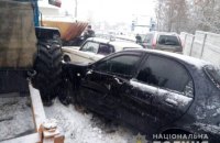 Трактор с песком протаранил восемь автомобилей в Изюме