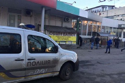 В Киеве мошенник за 15 минут открыл фальшивый обменник и чуть не украл $45 тыс. 