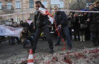 Активисты залили кровью снег под посольством Беларуси