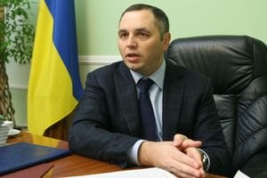 Янукович уволил Портнова из АП