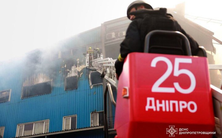 У Дніпрі під загрозою повторних обстрілів рятувальники ліквідували пожежу на площі 10 тисяч кв. м.