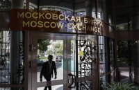 Росія збирається збільшити побори зі своїх підприємств, зокрема на "переселення" людей з Херсона, – Bloomberg