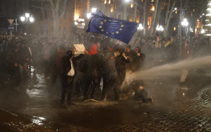 Уночі мітинг біля парламенту Грузії розганяли спецпризначенці, проти активістів застосували водомети