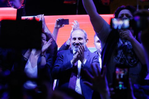 Пашинян прилетел в Сочи на встречу с Путиным