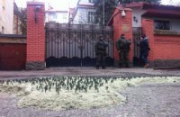 Перед российским консульством во Львове выставили тысячу "зеленых человечков"