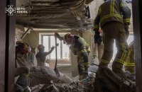 У Києві завершили рятувальні роботи на місці влучання у 16-поверховий будинок у Дарницькому районі
