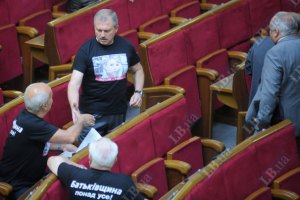 Бютовцы пришли на заседание Рады в черных футболках