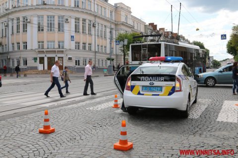 В Виннице патрульные сбили девушку на пешеходном переходе