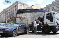 Пять чиновников КГГА и двух предпринимателей уличили в злоупотреблениях на эвакуации авто