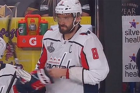В финале Кубка Стэнли игрок получил сильный удар шайбой в лицо