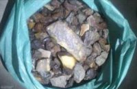 Житель Львовской области пытался вывезти в Польшу 10 кг янтаря