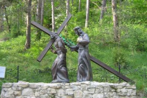 Родные братья Козака и Медведчука незаконно строят дорогу на горе Страдч
