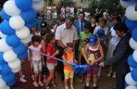 Мэр Днепропетровска открыл новую детскую площадку