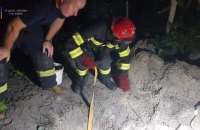 Киевлянина засыпало землей во время копания колодца