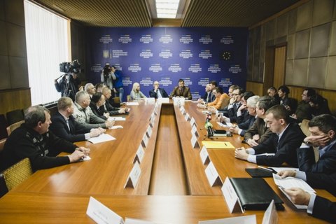 МинАПК показало общественности претендентов на директора "Артемсоли"