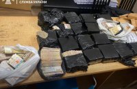 Прикордонники затримали чоловіка, що намагався ввезти в Україну 8 млн грн