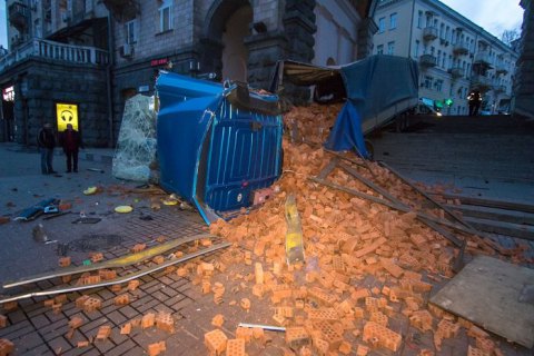 В центре Киева напротив мэрии перевернулся грузовик с кирпичами