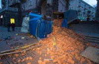 В центре Киева напротив мэрии перевернулся грузовик с кирпичами