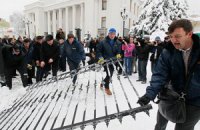 "Свобода" снесла забор у Верховной Рады