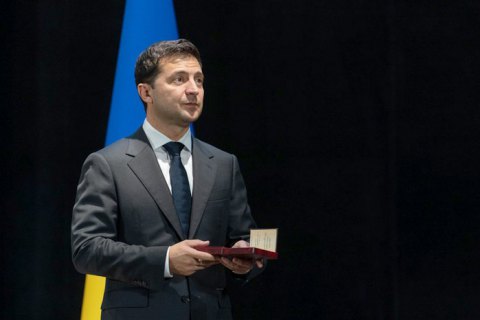 Зеленский присвоил 847 женщинам звание "Мать-героиня"