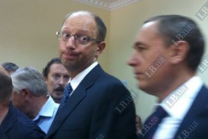 Яценюк хочет в СИЗО к Тимошенко