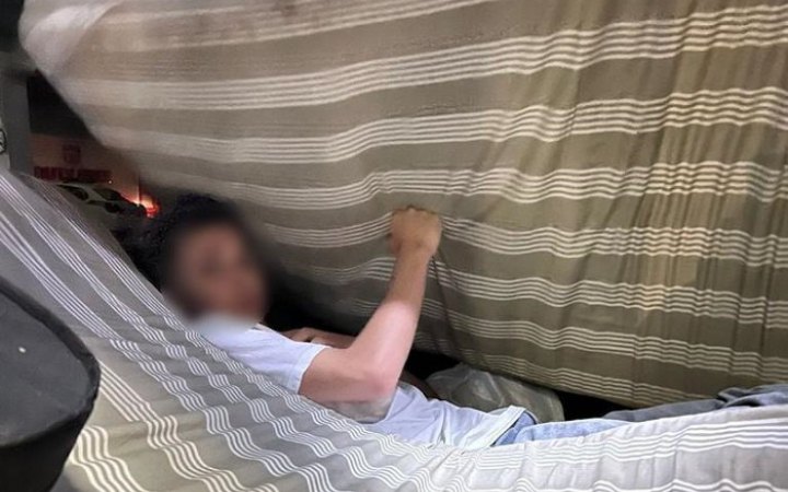 Українець намагався виїхати до Польщі, сховавшись у матраці, - ДПСУ
