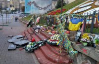 Прокуратура опровергла освобождение мужчины, разбившего памятник Небесной сотне в Киеве