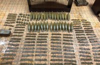 В нежилом доме в Торецке нашли схрон с 50 гранатами и около 1000 патронов