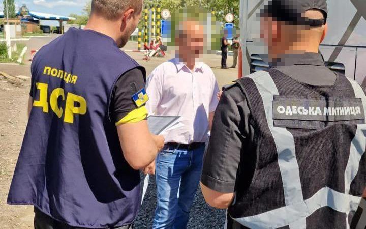 Затримали іноземця, який ввозив на Одещину товари для продажу під виглядом "гумдопомоги", - Нацполіція