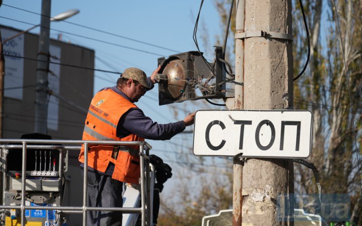​У Херсоні вимкнуть світлофори через атаки російських безпілотників по цивільних авто 