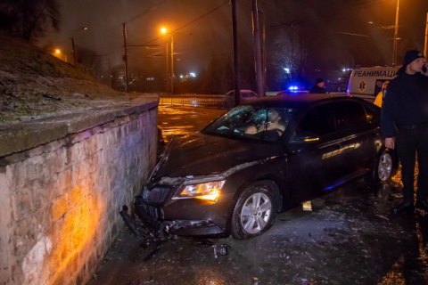В Днепре голый мужчина за рулем врезался в кирпичную стену и пытался застрелиться
