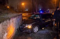 В Днепре голый мужчина за рулем врезался в кирпичную стену и пытался застрелиться
