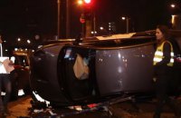 В Киеве таксист снес около 15 метров железного ограждения и перевернулся