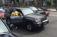 Владельцы МАФов частично перекрыли Крещатик своими джипами