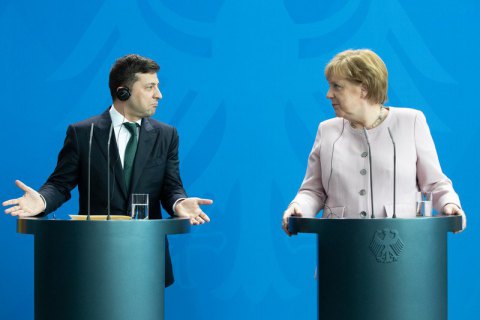 Зеленський поговорив із Меркель про російські війська біля кордону України 