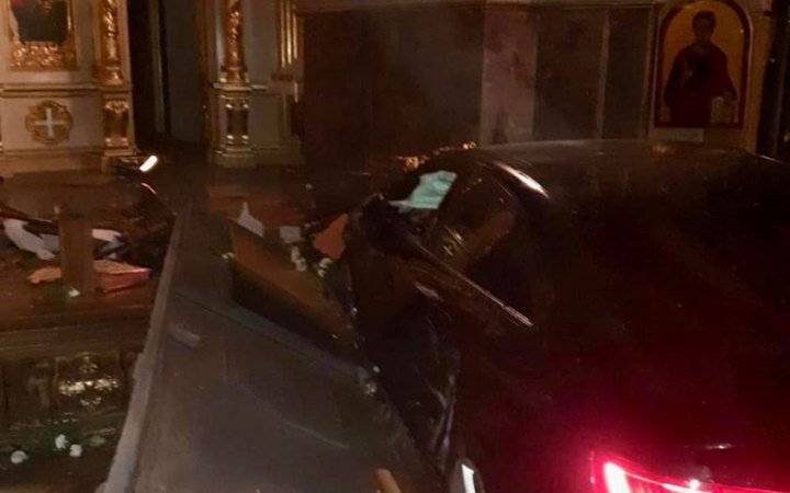 В Тернополе автомобиль въехал в кафедральный собор УГКЦ, повреждена плащаница