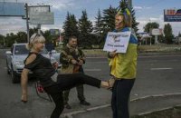 Установлена личность женщины, избившей дончанку с украинским флагом