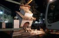 У центрі Мукачева демонтували радянський обеліск, могили будуть перезахоронені