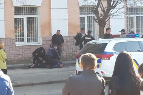 В Полтаве мужчина устроил стрельбу в центре города после конфликта в маршрутке