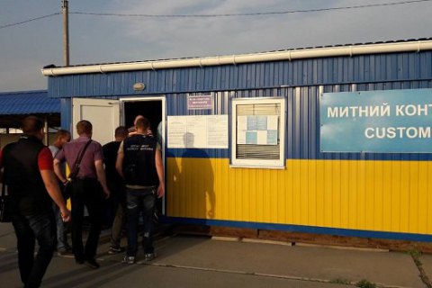 Главного инспектора Херсонской таможни задержали при получении взятки