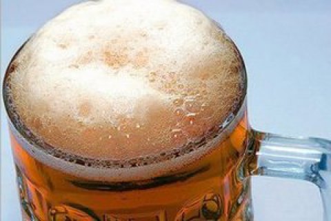 Патрульные Львова оштрафовали мужчину, который демонстративно пил пиво в трамвае