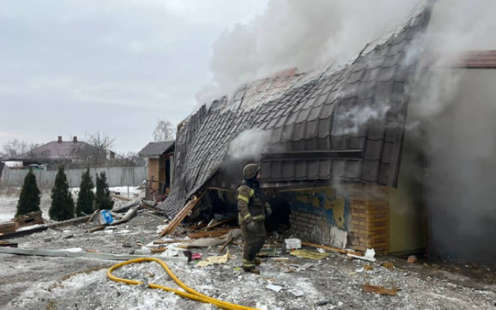 На Харківщині внаслідок ворожих обстрілів загинув чоловік, ще двоє людей поранені