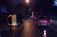 ​В Киеве пьяный водитель влетел в припаркованное авто, вышел из машины и уснул