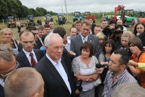 Азаров поручил отремонтировать дороги к сельским школам