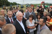 Азаров поручил отремонтировать дороги к сельским школам
