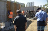 В Киеве "титушки" напали на защитников сквера. У одного из них удостоверение члена ПР (ОБНОВЛЯЕТСЯ)